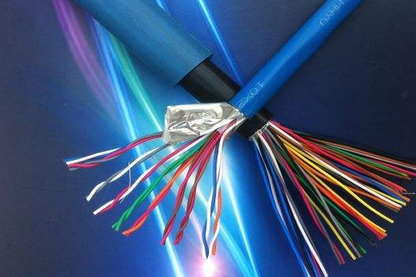 光纜的結構由哪幾個部分組成？